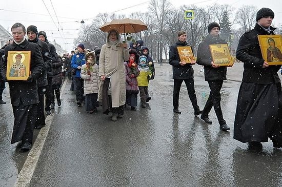 8 тыс. человек вышли 19 февраля на крестный ход в поддержку передачи Исаакиевского собора Церкви. Фото: www.patriarchia.ru