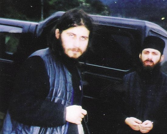 Отец Антоний (на переднем плане) по прибытии на Святую Гору Афон, вместе со своим приятелем иеродиаконом Иустином