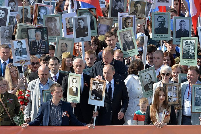 В.Путин во главе «Бессмертного полка» 9 мая 2015 г.