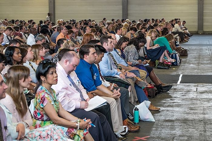 Собрание организации "Свидетелей Иеговы" Фото: © Merlin Meuris/Global Look Press