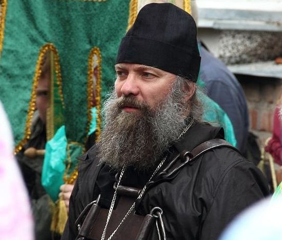 Епископ Душанбинский и Таджикистанский Питирим в веригах прп. Иринарха. Иринарховский крестный ход, 2013 г.