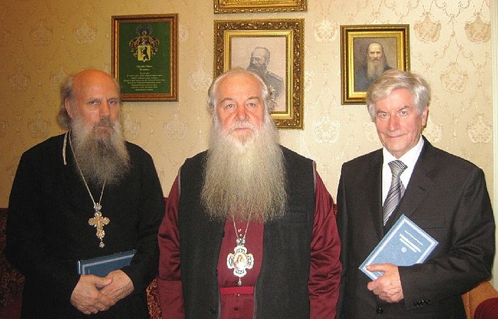 Митрополит Волгоградский и Камышинский Герман, старший священник Иоанновского ставропигиального женского монастыря протоиерей Николай Беляев и Сергей Андреевич Зегжда