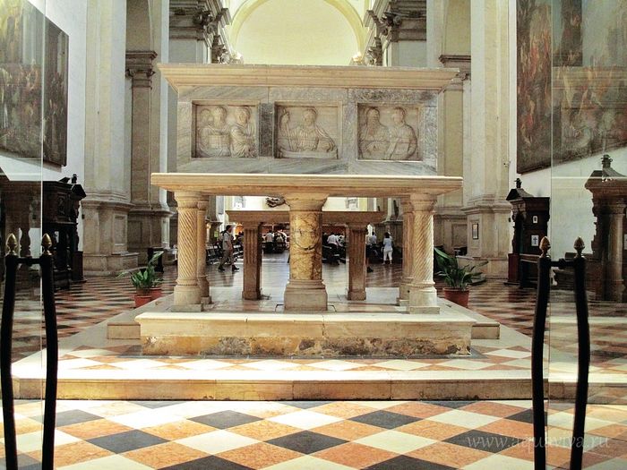 ​Каменный саркофаг с мощами святого Луки в базилике святой Иустины в городе Падуя, Италия