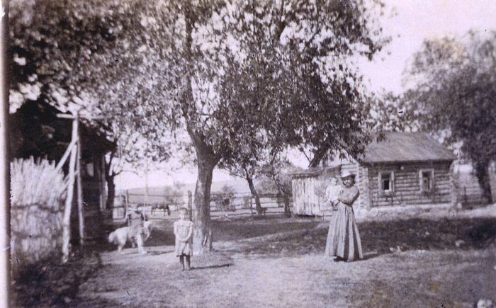 Отец Петр с детьми на прогулке во дворе своего дома в Буныреве. Около 1917 г.