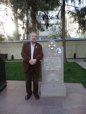Александр Богатырев у памятника сестре Марии Ивановой