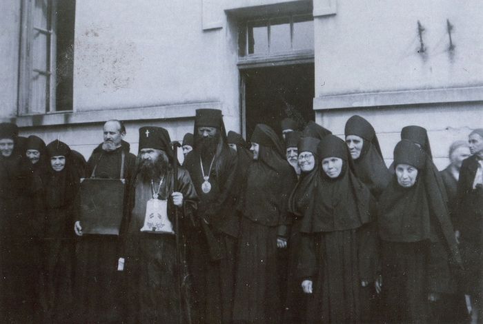 Владыка Иоанн с сестрами Леснинского монастыря