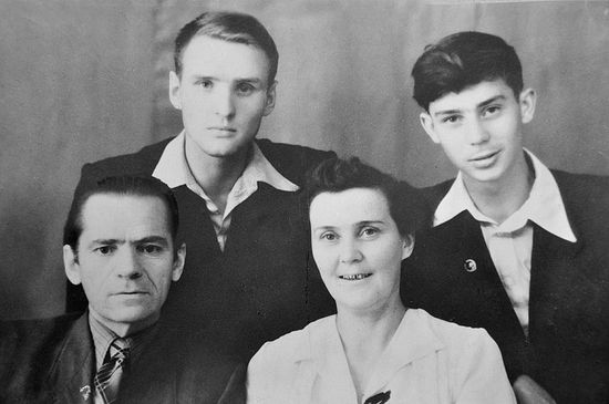 Алексей Федорович и Нина Кузьминична Солоницыны, их дети Анатолий и Алексей. Фото 1954 года, когда Анатолий после завода вновь вернулся в школу и закончил десятый класс