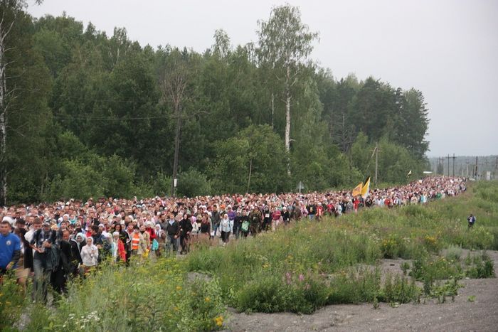 Симеоновский крестный ход всегда привлекает тысячи людей со всей России