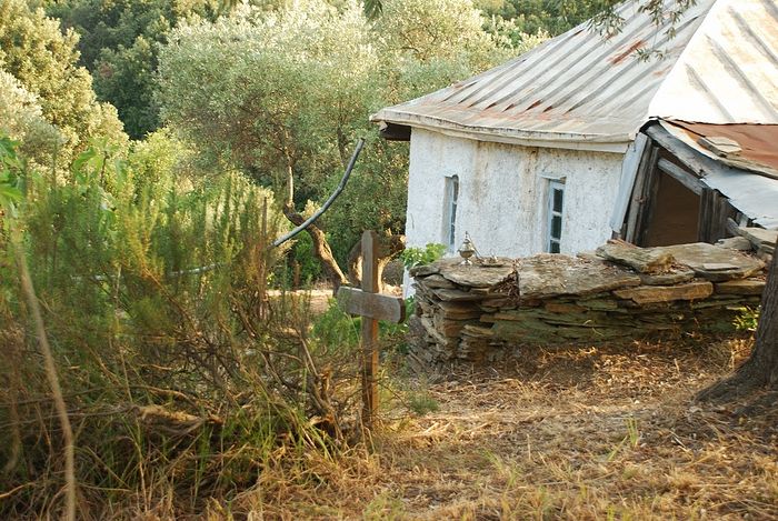 Келья Честного Креста на Капсале, где подвизался старец Тихон (Голенков), а затем, упокоив свого старца, и сам Паисий Святогорец жил здесь.