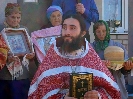 Священник Сергий Бегиян с прихожанами