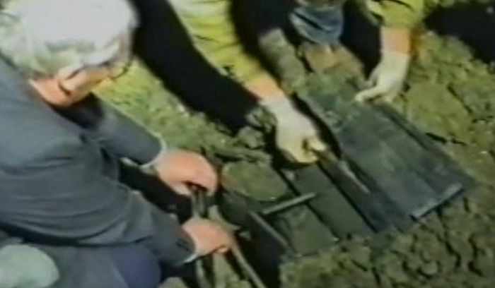 Обнаружен ящик, в котором летом 1980 г. группой А. Авдодина были возвращены, извлеченные в 1979 г. из обнаруженного ими массового захоронения, черепа трех человек