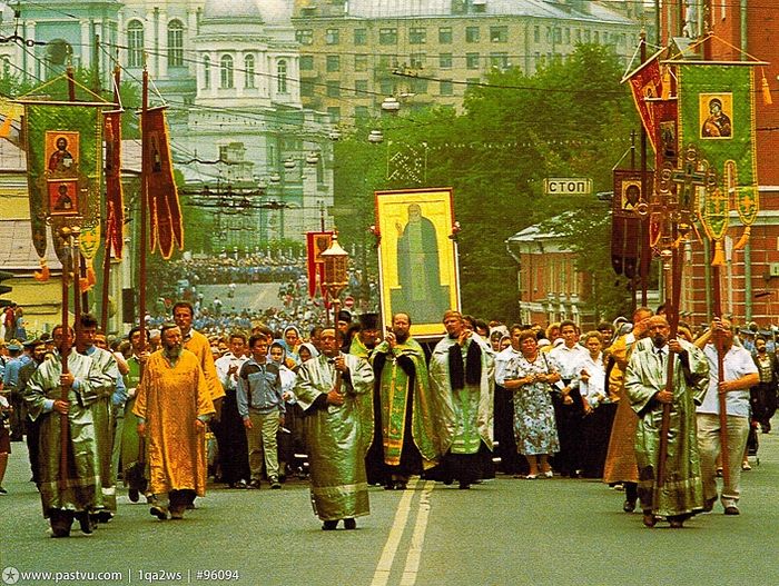 Начало крестного хода из Москвы в Дивеево. Начало 90-х.