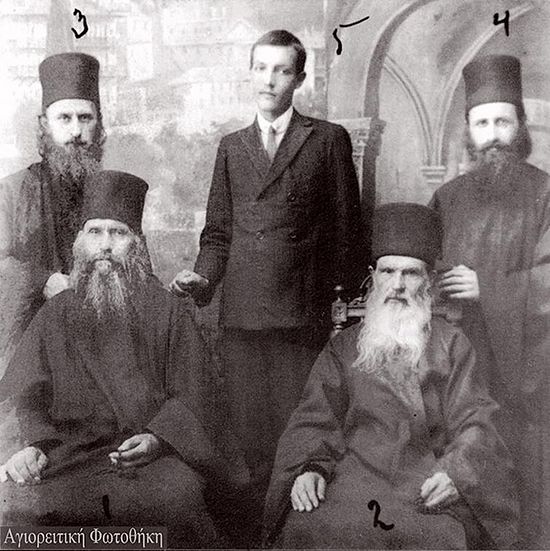 1. Преподобный Силуан 2. Монах Кассиан (Корепанов) 3. Иеродиакон Софроний (Сахаров) 4. Монах Василий (Кривошеин) 5. Фотограф Роман Стрижков. Фотография сделана в Свято-Пантелеимоновом монастыре в 1933 г.