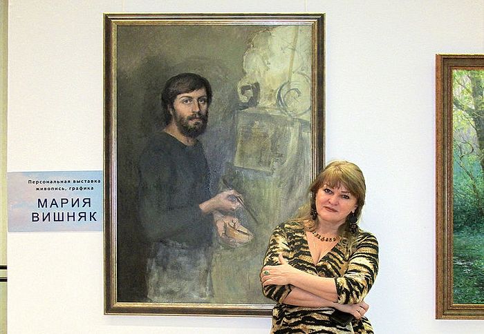 Художница Мария Вишняк у портрета ее супруга Александра Соколова
