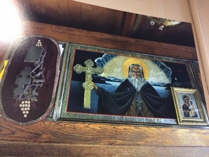 Рака с мощами преподобного Германа Аляскинского; сверху лежат его вериги, крест и камилавка, фото: Сергей Стефанов 