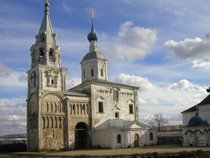 Храм Рождества Богородицы и остатки палат Андрея Боголюбского (ниже шатра колокольни)