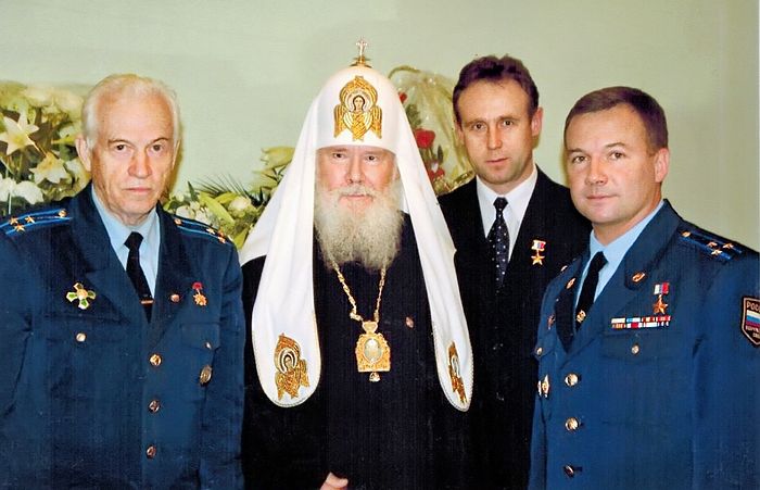 С Патриархом Алексием II и героями России Юрием Лончаковым и Сергеем Залетиным