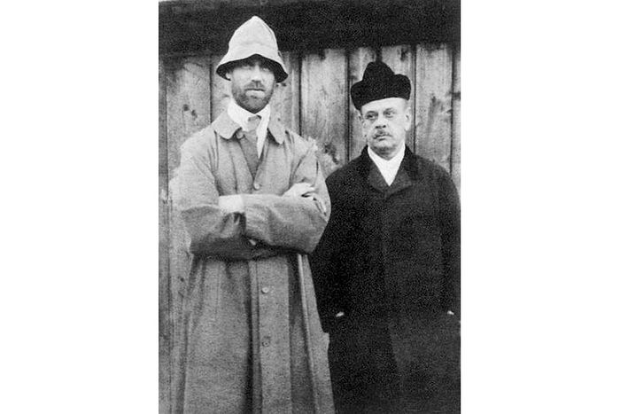 Михаил Александрович Романов (слева) и Николай Николаевич Джонсон
