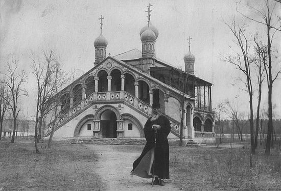 Архиепископ Пекинский и Китайский Иннокентий (Фигуровский) на фоне церкви Всех Святых китайских мучеников