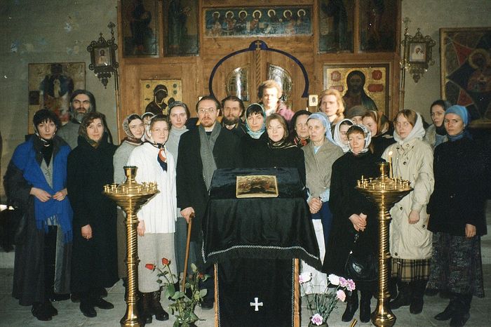 Иконописная мастерская в Сретенском монастыре. Середина 1990-х. Владимир Щербинин стоит с палочкой слева от аналоя
