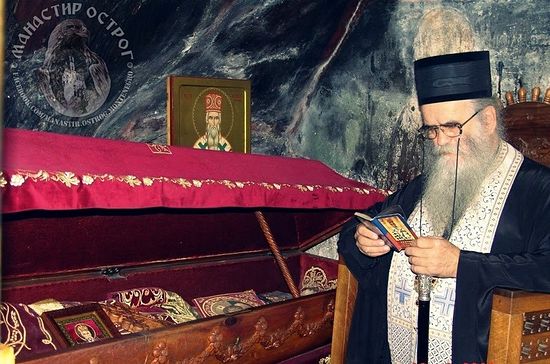 Митрополит Черногорско-Приморский Амфилохий у мощей свт. Василия Острожского