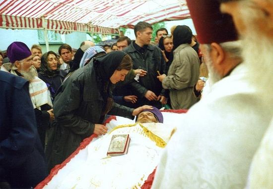 Погребение 15 мая 2001