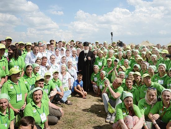 Святейший Патриарх Кирилл с волонтерами