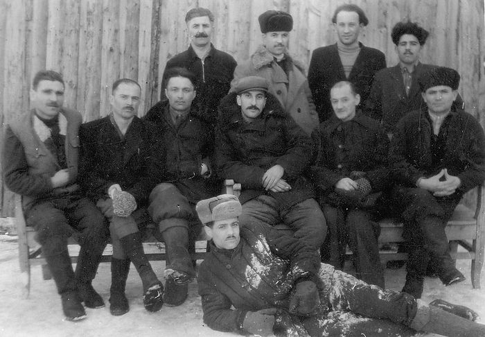 Лагерь в Инте. Второй справа во втором ряду – Михаил Николаевич Чавчавадзе, отец Зураба Михайловича