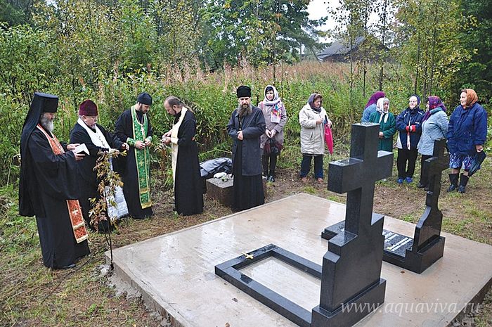 Панихида на могиле протопресвитера в селе Желоби (Вологодская область). 8 сентября 2015 года