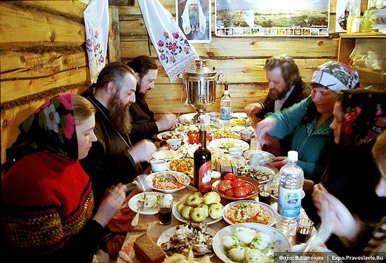 Отец василий Паскье с прихожанами на праздничной трапезе. Фото: Владимир Ештокин / Expo.Pravoslavie.Ru