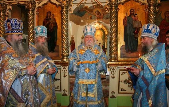 Митрополит Чувашский Варнава, архимандрит Василий (Паскье), архимандрит Иероним (Шурыгин) и протоиерей Валерий Андреев