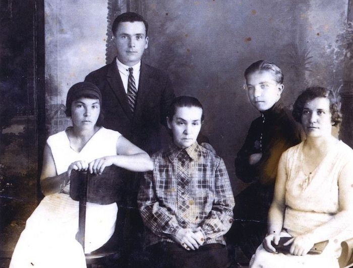 Семья отца Петра в середине 30-х годов XX века. Сидит в центре – матушка Анна Петровна, справа в форме – сын Владимир 