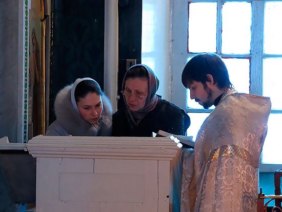 Отец Серафим Розин с хранительницами храма Жанной Святославовной Федуковой и Анастасией Федуковой. Фото: Алексей Колосов