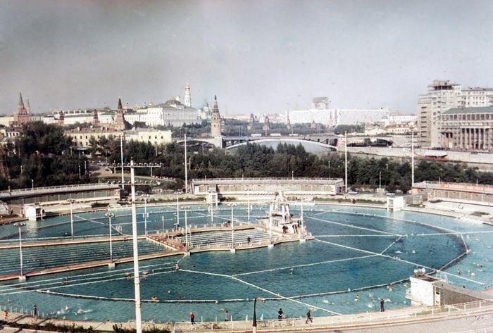 Открытый плавательный бассейн «Москва» (1960‑1994) на месте взорванного Храма Христа Спасителя