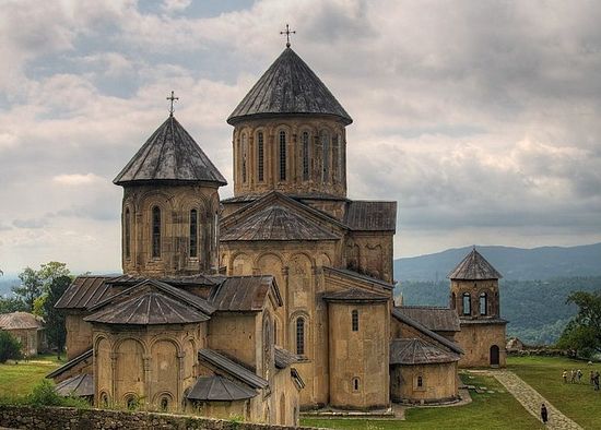 Монастырский комплекс в Гелати. На переднем плане - храм св. Георгия Победоносца, XIII в. По плану и форме церковь повторяет главный храм - Рождества Пресвятой Богородицы