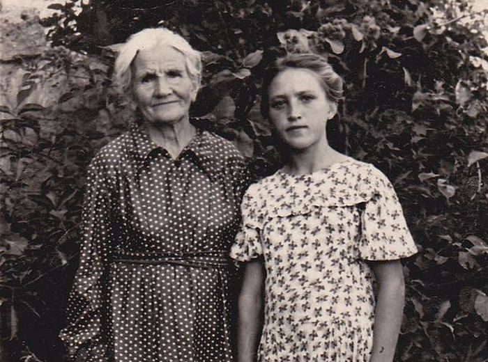 Юная Света с бабушклй