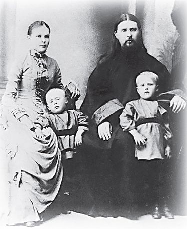 Священник Алексий Троицкий с женой и сыновьями Владимиром (справа) и Дмитрием