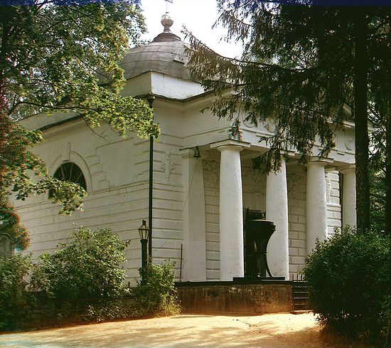 Общий вид первой церкви в Спасо-Бородинском монастыре. Бородино. 1911 г. Фото: С.М. Прокудин-Горский. Реставратор: О. Поляков