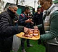 Служба «Милосердие» организовала пасхальный обед для бездомных в московском центре «Ангар спасения»