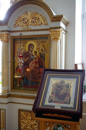Икона «Всецарица» в домовом храме института П.А. Герцена. На аналое первый список. Фото Ольги Орловой