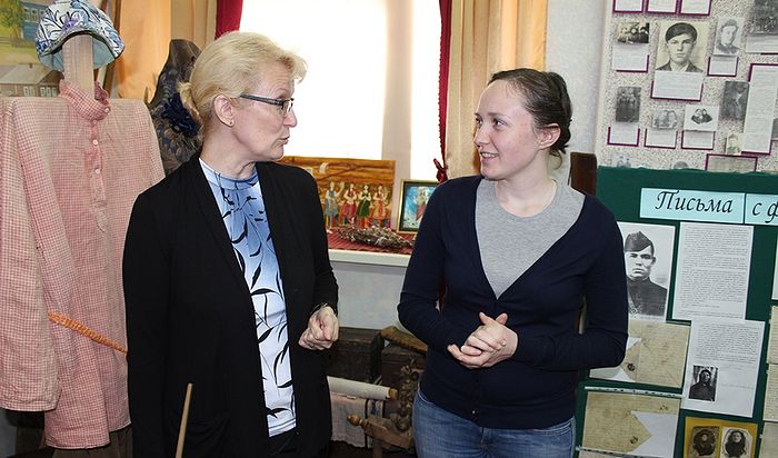 Ольга Александрова и Мария Сизганова в школьном музее