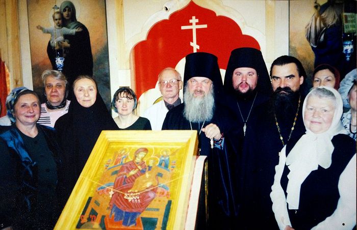Владыка Алексий в домовом храме. Справа тогда еще иеромонах Паисий (Юрков)