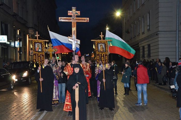 Крестный ход от Подворья Патриарха Московского и всея Руси в Софии к Патриаршему собору св. Александра Невского 25.02.2016 г.