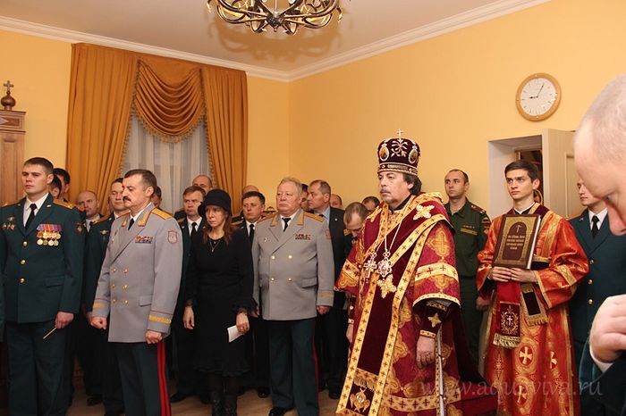 Домовая церковь Питерской Академии. Владыка Маркелл и В.С.Ивановский на службе