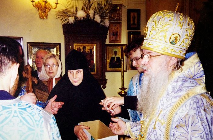 Владыка Алексий в домовом храме института П.А. Герцена раздает подарки