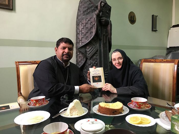 Пасха и кулич в Сретенском монастыре, а также экземпляр православного молитвослова, переведенного о. Иосифом на язык урду