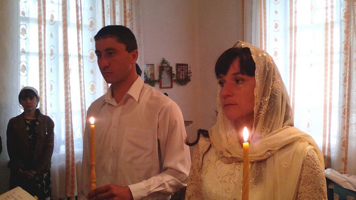 Александр с супругой на венчании